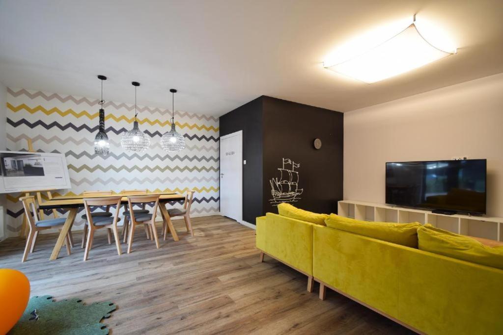128 Kolo Brzegu, Spa, Parking